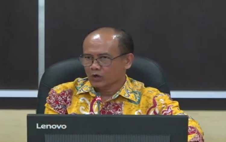 Kepala Badan Pusat Statistik atau BPS Provinsi Kalteng, Eko Marsoro saat menyampaikan berita resmi statistik terkait Pertumbuhan Ekonomi Triwulan I-2024, Keadaan Ketenagakerjaan Kalimantan Tengah Februari 2024, Indeks Ketimpangan Gender Tahun 2023 pada Senin, 6 Mei 2024.(FOTO: TESTI PRISCILLA)