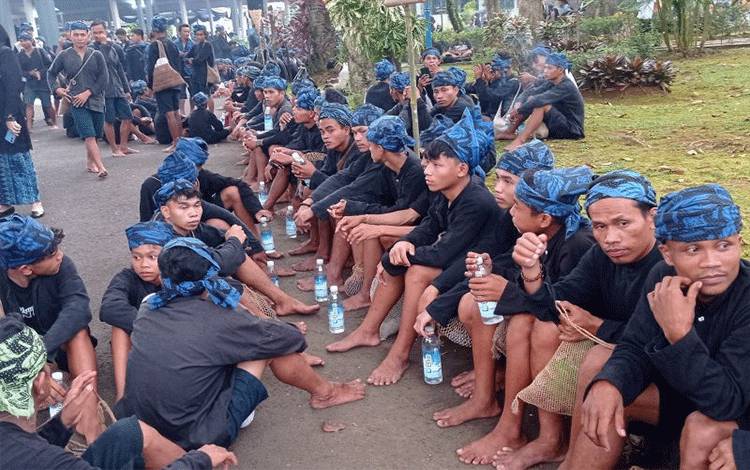 Warga Badui tengah berkumpul di Pendopo Lebak untuk merayakan upacara tradisi Seba bersama Bupati dan Forum Koordinasi Pimpinan Daerah (Forkopimda) setempat.ANTARA/Mansur