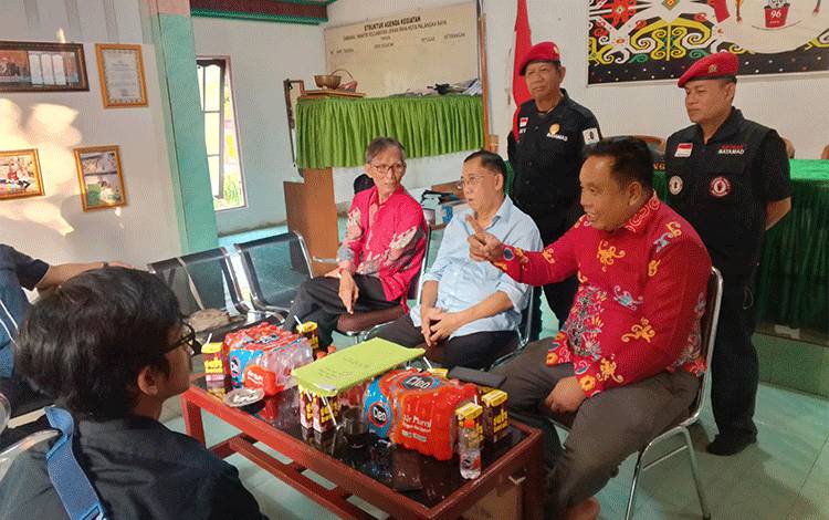 Damang Jekan Raya Kardinal Tarung (Kanan) didampingi Damang Sabangau Wawan Embang (tengah) dan Mantir Jekan Raya Rudy Irawan (kanan) memberikan klarifikasi kepada awak media terkait berita salah satu media online. (Foto : PATHUR)