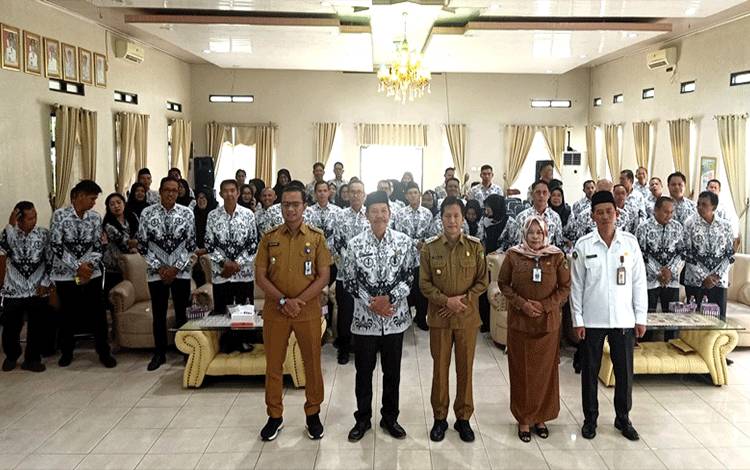 Pj Bupati Barito Utara Drs Muhlis didampingi, Sekdis Pendidikan, Camat Teweh Tengah, mewakili Kemenag foto bersama Ketua PGRI Barito Utara dan pengurus usai pembukaan konferensi kerja Kabupaten PGRI Barito Utara tahun 2024 di aula BappedaLitbang, Senin 6 Mei 2024.(foto: Dhani)
