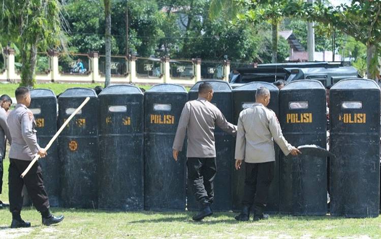 Personel Brimob Kalteng Latihan Penanggulangan Anti Anarki