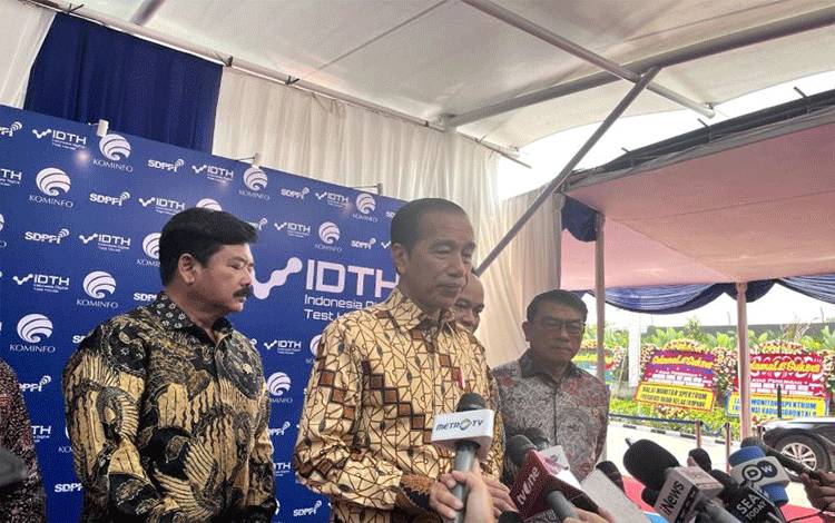Presiden Joko Widodo memberikan keterangan kepada wartawan di Depok, Jawa Barat, Selasa (7/5/2024). ANTARA/Fathur Rochman