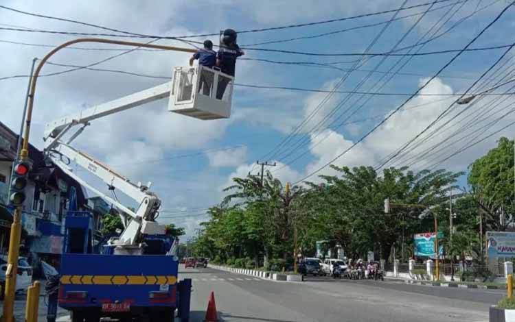 Dishub Palangka Raya Perbaiki Traffic Light Simpang Jalan S. Parman - D.I. Panjaitan