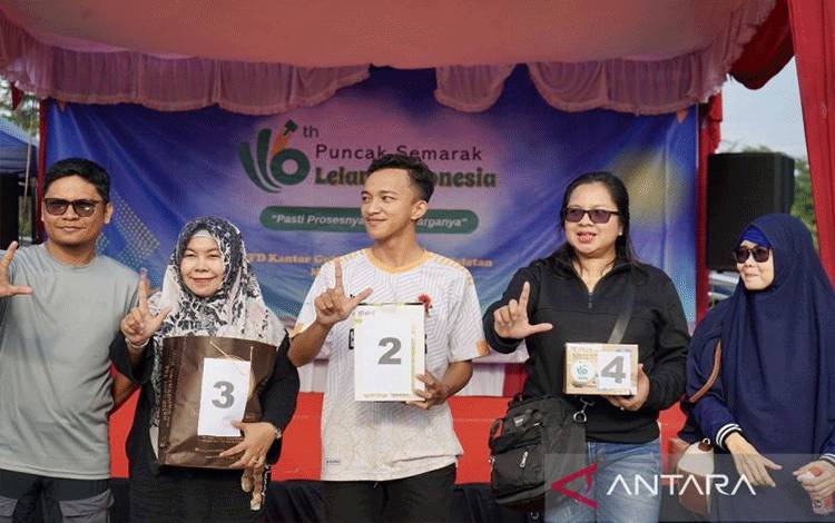 Direktorat Jenderal Kekayaan Negara Kalimantan Selatan dan Kalimantan Tengah (DJKN Kalselteng) memberikan hadiah kepada peserta hari bebas berkendara an atau "Car Free Day" (CFD) saat sosialisasi dan edukasi lelang pada momen HUT ke-116 Lelang Indonesia di Kota Banjarbaru, Kalimantan Selatan, Minggu (5/5/2024). (ANTARA/HO-DJKN Kalselteng)