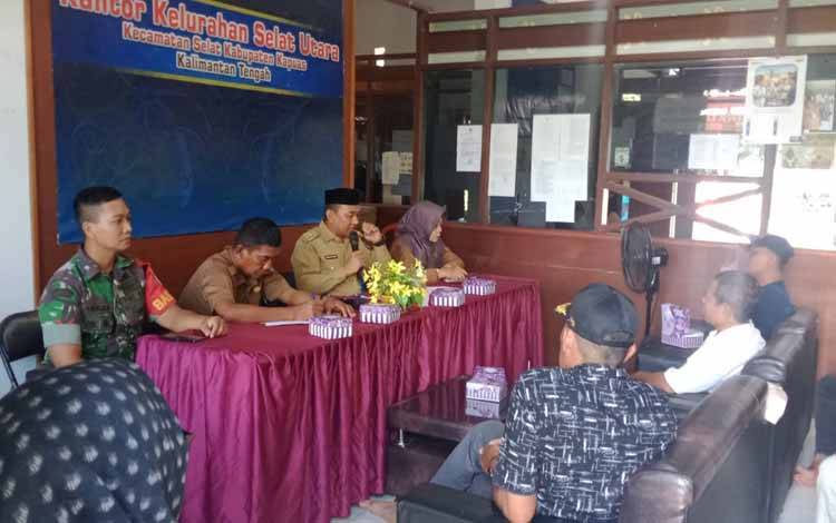 Suasana Rakor dan konsolidasi terkait elpiji 3Kg di kantor Kelurahan Selat Utara, Kecamatan Selat pada Selasa, 7 Mei 2024. (FOTO: IST)
