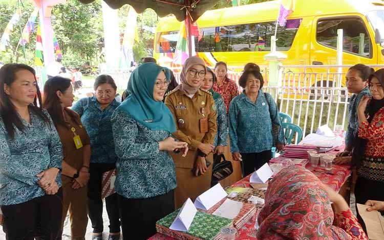 Pj Ketua TP-PKK Barito Timur Serahkan Makanan Tambahan untuk Balita di Kupang Bersih