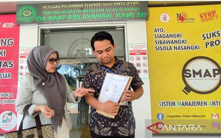 Direktur Eksekutif LBH Pers Ade Wahyudin (kanan) didampingi Direktur LBH Makassar Fajriani Langgeng (kiri) menunjukkan dokumen Amicus Curiae atau 'sahabat pengadilan' untuk diajukan di Kantor Pengadilan Negeri Kelas I Makassar, Jalan RA Kartini Makassar, Sulawesi Selatan, Selasa (7/5/2024). ANTARA/Darwin Fatir.