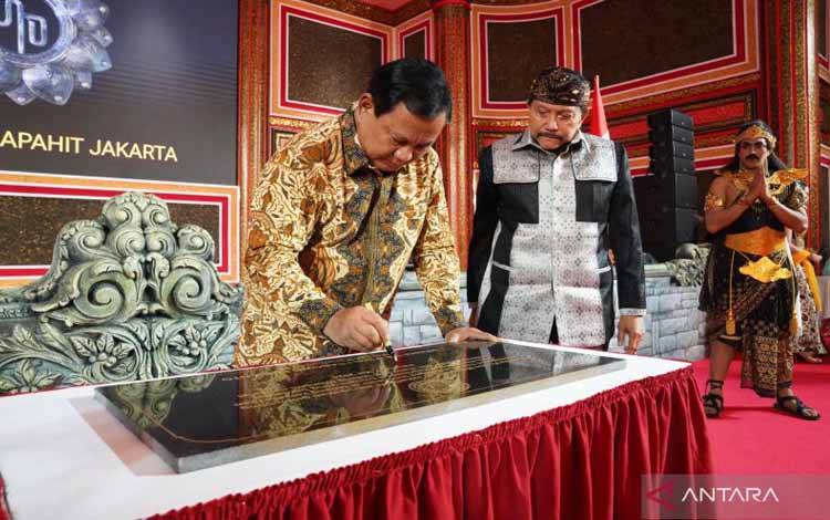 Menteri Pertahanan Prabowo Subianto (kiri) dan mantan Kepala BIN A.M. Hendropriyono (kanan) saat meresmikan replika Istana Majapahit di kawasan Cipayung, Jakarta Timur, Selasa (7/5/2024). ANTARA/Ho-Humas Prabowo Subianto