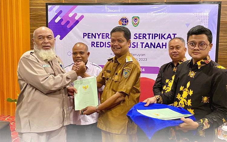 Pj Bupati Seruyan Serahkan Sertifikat Redistribusi Tanah