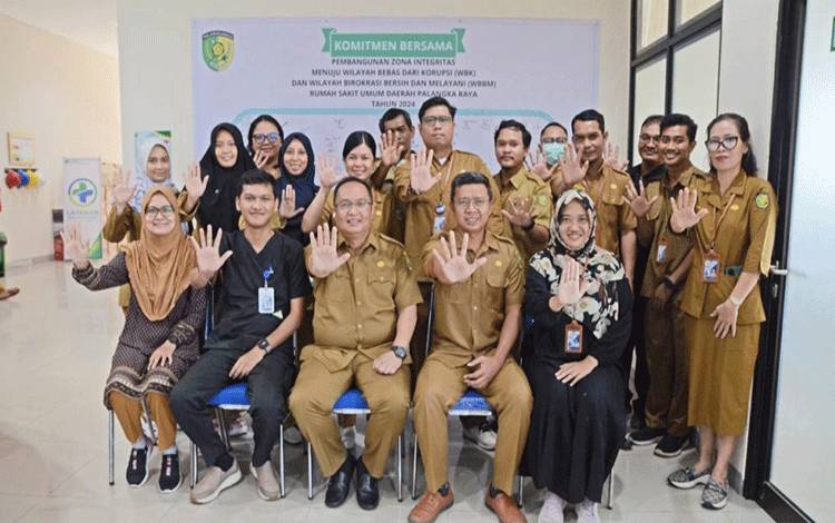 Direktur RSUD Kota Palangka Raya, Abram Sidi Winasis dan staf seusai menandatangani zona integritas WBK-WBBM. (FOTO: HUMAS)