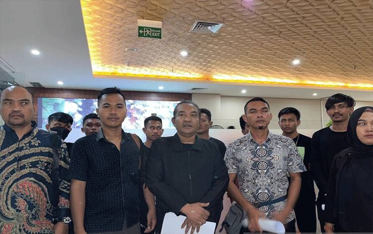 Sejumlah ABK diduga korban TPPO didampingi sejumlah organisasi pekerja migran Indonesia memberikan keterangan usai membuat laporan di Bareskrim Polri, Jakarta, Rabu (8/5/2024). ANTARA/Laily Rahmawaty