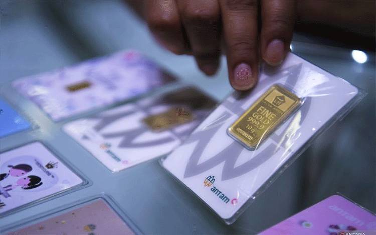 Petugas menunjukkan emas batangan di salah satu toko emas di Jakarta, Kamis (2/4/2024). Harga emas Antam batangan yang dipantau dari laman Logam Mulia, Kamis (2/4) pagi, naik Rp17.000 per gram menjadi Rp1.327.000 per gram atau makin mendekati rekor tertingginya pada 20 April 2024 sebesar Rp1.347.000 per gram. ANTARA FOTO/Akbar Nugroho Gumay/foc (ANTARA FOTO/AKBAR NUGROHO GUMAY)