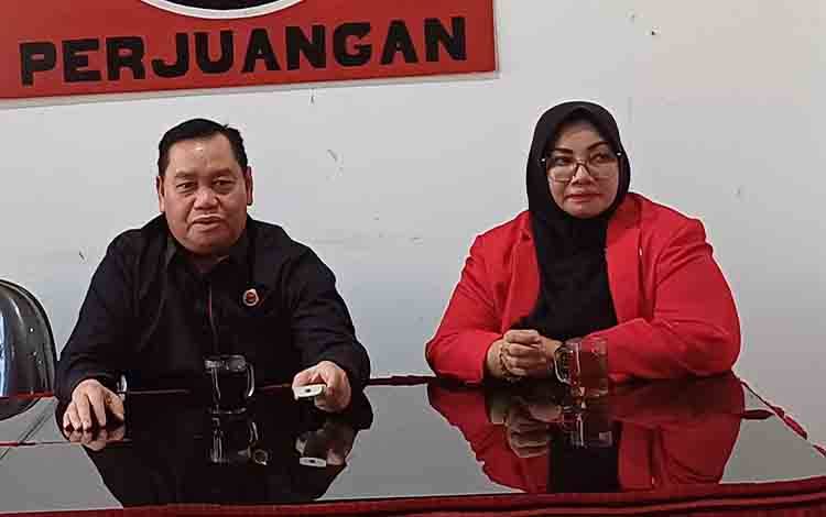 Halikinnor dan Irawati saat mendaftarkan diri menjadi bakal calon Bupati dan Wakil Bupati ke DPC PDI Perjuangan Kotawaringin Timur, Kamis, 9 Mei 2024. (FOTO: DEWIP)