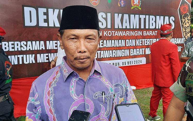 Asisten I Setda Kobar Tengku Alisyahbana saat diwawancarai awak media. (Foto : DANANG)