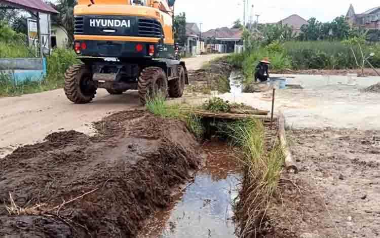 Dinas PUPR Palangka Raya Normalisasi Saluran Drainase di Jalan Embang