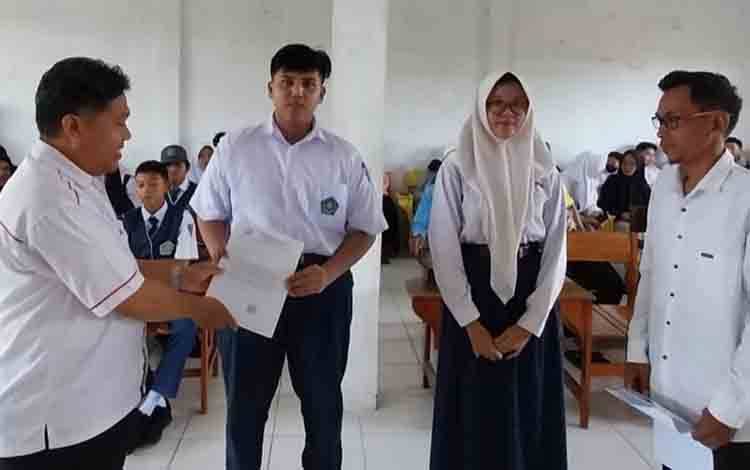 Peserta Didik MTsN 1 Kapuas Terima Bantuan Program PIP 2024