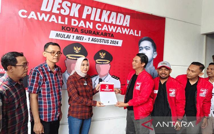 Astrid menyerahkan formulir kepada Antonius Yogo Prabowo di Solo, Jawa Tengah, Jumat (10/5/2024). ANTARA/Aris Wasita