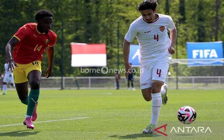 Pesepak bola Timnas U-23 Indonesia Nathan TJoe-A-On (kanan) menggiring bola saat melawan Timnas U-23 Guinea dalam pertandingan playoff memperebutkan tiket Olimpiade Paris 2024 di Stade Pierre Pibarot, Clairefontaine-en-Yvelines, Prancis, Kamis (9/5/2024). Indonesia gagal berlaga di Olimpiade Paris 2024 setelah kalah 0-1 dari Guinea. ANTARA FOTO/PSSI/rwa.