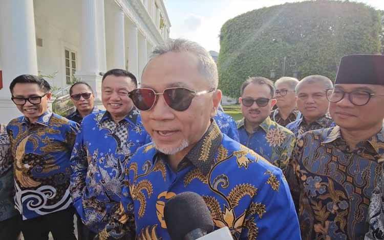 Ketua Umum PAN Zulkifli Hasan (Zulhas) saat menyampaikan keterangan kepada wartawan di Kompleks Istana Kepresidenan Jakarta, dalam rangka mengantar rombongan para pimpinan daerah PAN bertemu Presiden Joko Widodo, Jumat (10/5/2024). (ANTARA/Andi Firdaus)