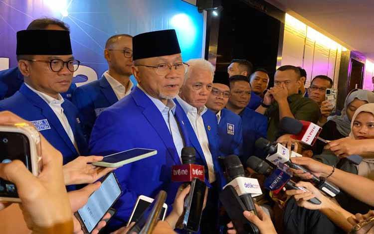 Ketua Umum Partai Amanat Nasional (PAN) Zulkifli Hasan (dua kiri) ditemui usai Workshop dan Rakornas PAN Pemenangan Pilkada 2024 di Jakarta, Kamis (9/5/2024) malam. (ANTARA/Fath Putra Mulya)
