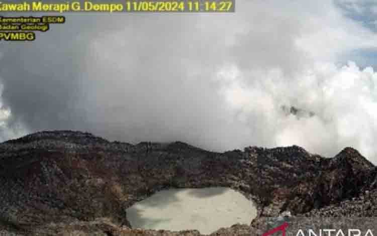 Kondisi kawah gunung Dempo Pagaralam, Sumsel, Sabtu (11/5/2024). (ANTARA/ HO- Tim Gunung Api Indonesia)