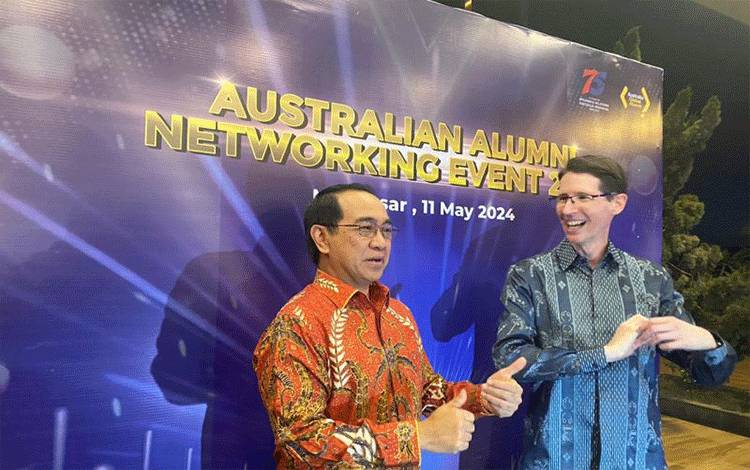 Konsul-Jenderal Australia Todd Dias (kanan) bersama Ketua IKAMA Jamaluddin Jompa pada pertemuan Alumni Australia di Kota Makassar, Sabtu (10/05/2024). ANTARA/Nur Suhra Wardyah