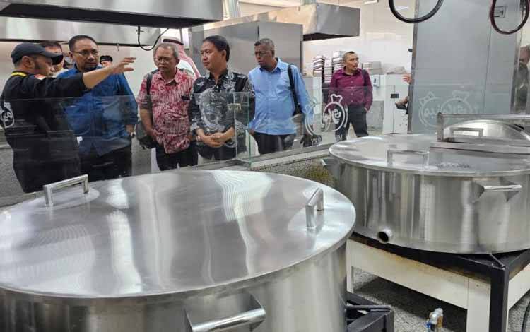 Menteri Agama Yaqut Cholil Qoumas beserta jajaran mengecek kesiapan layanan konsumsi di Madinah, Kamis (9/5/2024). (ANTARA/HO-Kemenag)