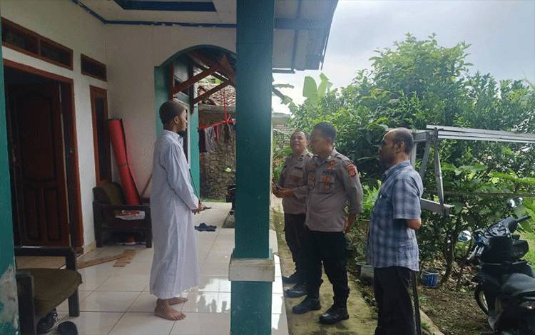 Jajaran Polsek Cikole saat menyambangi rumah bocah yang meninggal dunia akibat digigit ular di Kampung Subangkulon, RT 01/06, Kelurahan Subangjaya, Kecamatan Cikole, Kota Sukabumi, Jabar pada Minggu (12/5/2024). ANTARA/HO