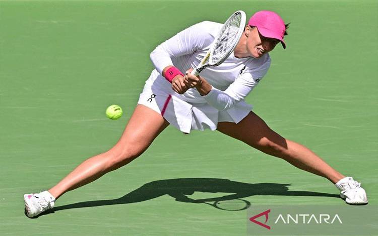 Arsip foto - Petenis putri Polandia Iga Swiatek melancarkan pukulan backhand saat melawan petenis Denmark Caroline Wozniacki di turnamen ATP-WTA Indian Wells Master, California, AS (14/3/2024). ANTARA/AFP/Frederic J Brown/aa.