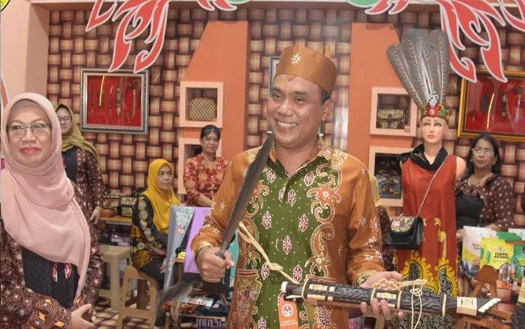 Pemko Palangka Raya Dukung UMKM Kerajinan Senjata Tradisional di Kalteng Expo 2024
