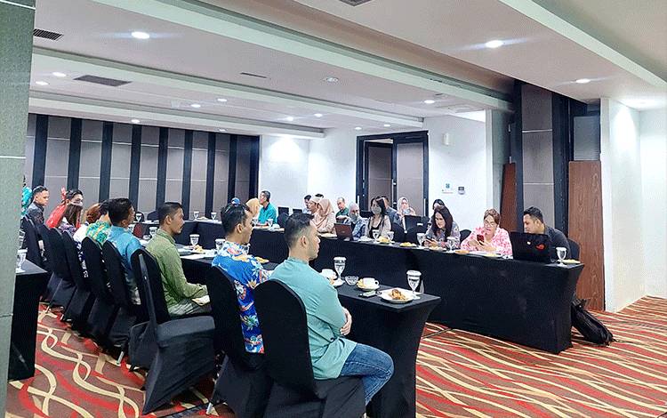 Coaching Clinic Tim Percepatan Akses Keuangan Daerah atau TPAKD di awal triwulan 1 Tahun 2024. (FOTO: Dokumentasi OJK Kalteng)