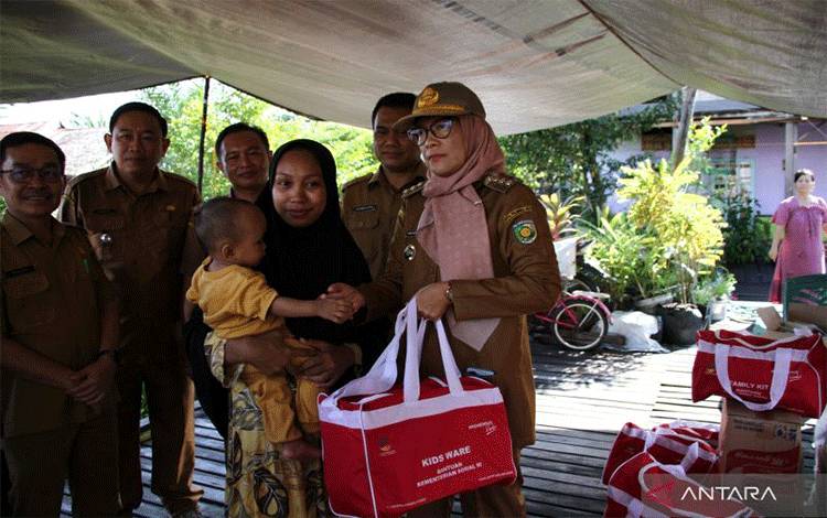 Pemko Palangka Raya Salurkan Makanan Siap Saji untuk Korban Kebakaran di Mendawai