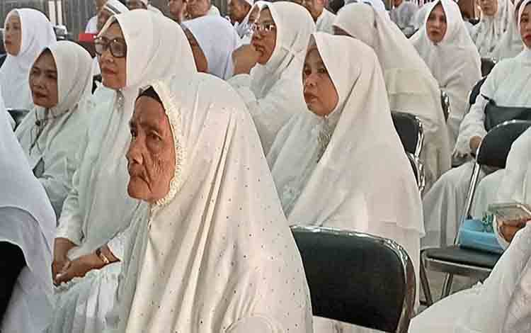 Pemkab Kotim Berangkatkan CJH Menuju Embarkasi Banjarmasin Melalui 2 Trip Penerbangan