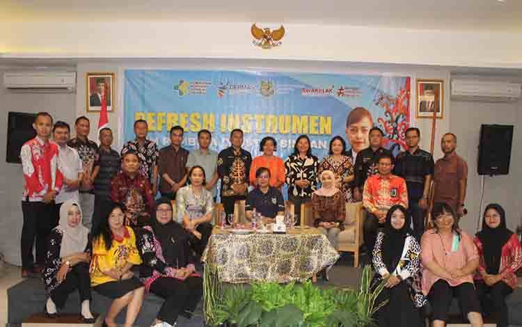 Kepala Dinas Kesehatan Kapuas, dr. Tonun Irawaty Panjaitan berfoto bersama Narasumber dan seluruh peserta Pertemuan Refresh TPCB tahun 2024. (FOTO: IST)