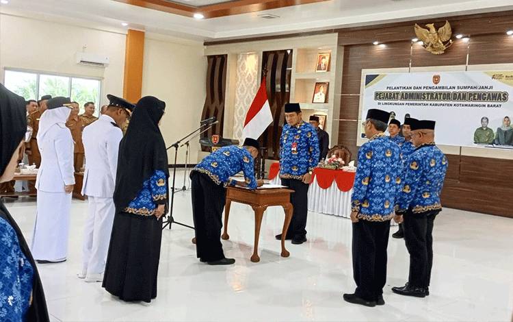 Pj Bupati Lantik Pejabat Administrasi dan Pengawas Lingkungan Pemkab Kobar