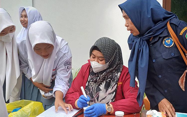 490 Siswa dan Guru SMKN 1 Sampit Ikuti Tes Urine BNK Kotim