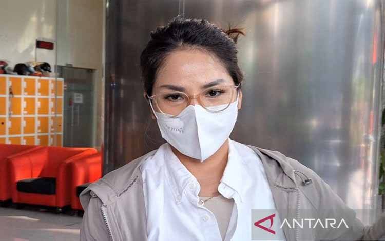 Penyanyi Windy Yunita Bastari Usman atau yang lebih dikenal dengan Windy Idol meninggalkan Gedung Merah Putih KPK usai menjalani pemeriksaan oleh tim penyidik KPK, Senin (13/5/2024). ANTARA/Fianda SJofjan Rassat