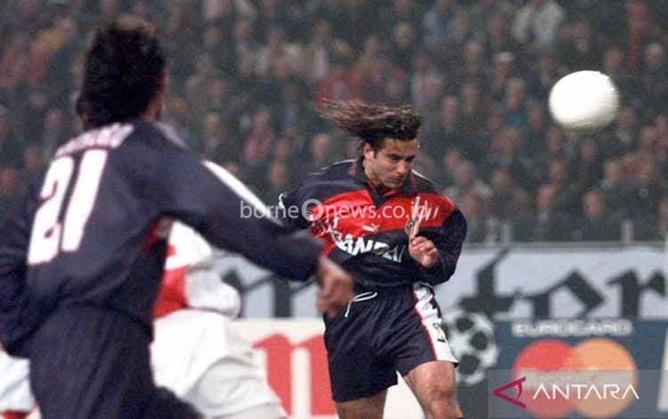 Arsip - Pemain Atletico Madrid Juan Esnaider (kanan) menyundul bola pada pertandingan Liga Champions melawan Ajax Amsterdam di Amsterdam Arena, 2005. (ANTARA/AFP/ANTONISSE MULDER)