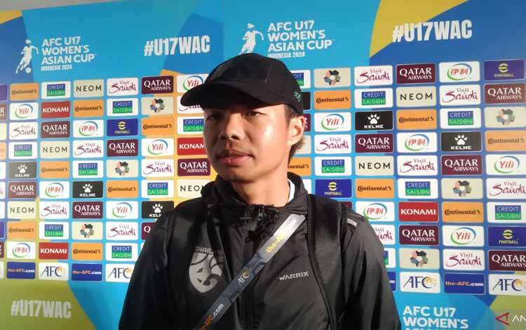 Pelatih Kepala Timnas Thailand Putri U17 Kritsada Phungmali diwawancarai awak media di Bali United Training Center, Kabupaten Gianyar, Bali, Jumat (10/5/2024). ANTARA/Dewa Ketut Sudiarta Wiguna