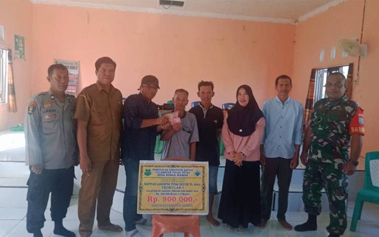 Warga Desa Bunga Mawar Terima BLT Dana Desa