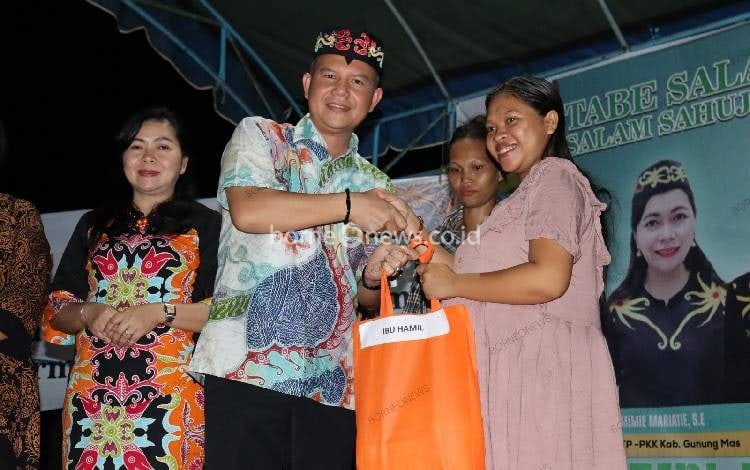 Pemkab Gunung Mas Bagikan Paket Makanan untuk Cegah Stunting