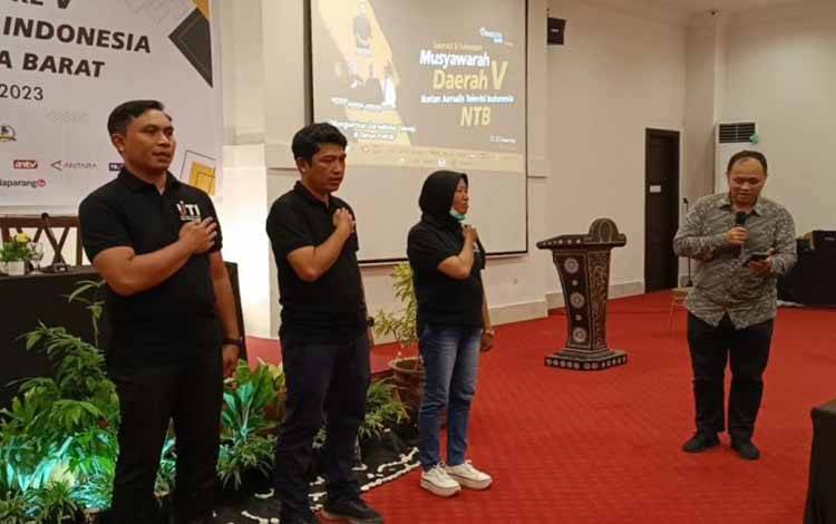Ketua Umum IJTI Pusat Herik Kurniawan melantik Riadis Sulhi sebagai Ketua IJTI NTB Periode 2023-2027 bersama dua pengurus inti, yakni Sekretaris Herman Zuhdi dan Bendahara Baiq Sri Handayani di Mataram, Jumat (22/12/2023). ANTARA/HO-IJTI NTB