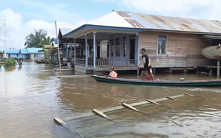 Aktivitas masyarakat saat banjir di Desa Hanjalipan. (FOTO: IST)