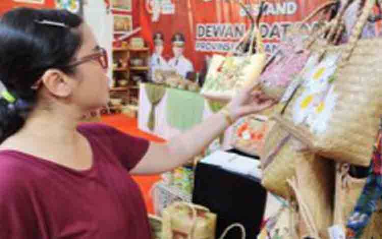 Warga Palangka Raya Diajak Gunakan Tas Anyaman Purun Gantikan Kantong Plastik