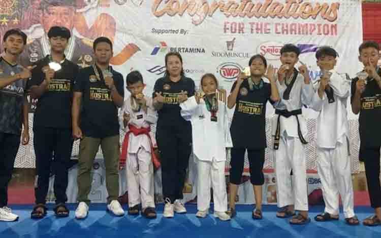 Sejumlah atlet taekwondo foto bersama dan menunjukan medali yang berhasil diraih pada ajang Taekwondo Panglima Kostrad Cup Tahun 2024. (FOTO : HENDI NURFALAH)