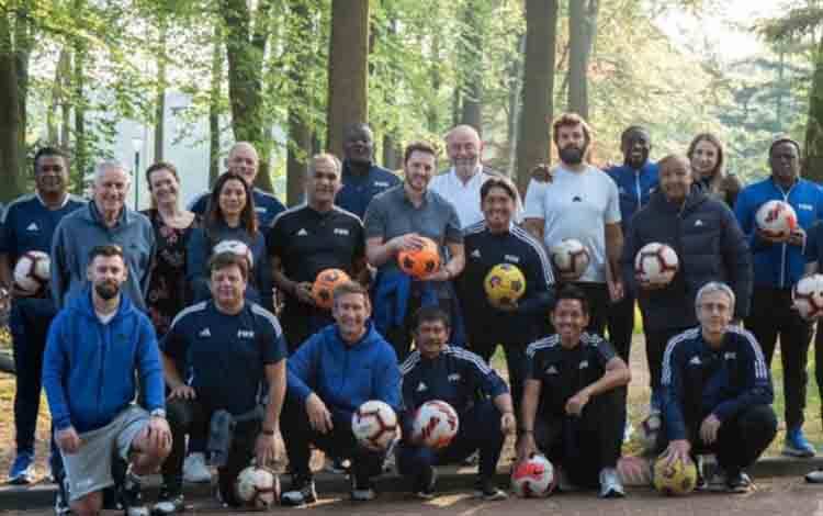 Direktur Teknik PSSI Indra Sjafri (jongkok, ketiga kanan) dan peserta lain, saat mengikuti kursus FIFA Technical Leadership Diploma (TLD) di Kampus KNVB, Zeist, Belanda. ANTARA/HO-PSSI