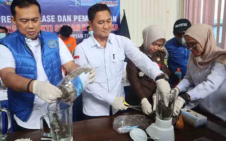 Dua Pria di Palangka Raya Ditangkap usai Pesan 8 Ons Ganja