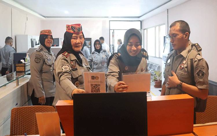 Kalapas Perempuan Kelas IIA Palangka Raya Sri Astiana saat menerima kunjungan Tim TPI Kanwil Kemenkumham (Foto : IST)