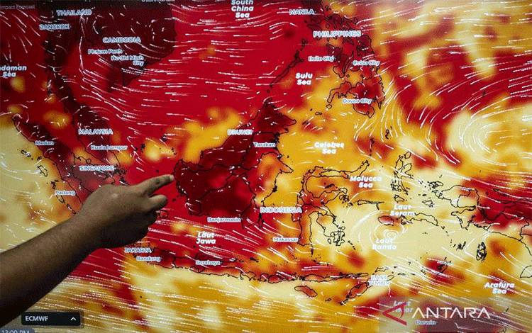 Ilustrasi - Petugas Badan Meteorologi, Klimatologi, dan Geofisika (BMKG) menunjukkan pantauan suhu udara di Kantor BMKG, Jakarta, Senin (6/5/2024). (ANTARA FOTO/Aprillio Akbar/nym)