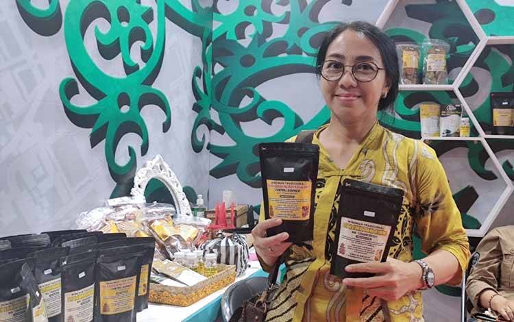 Disdagperin Pamerkan Produk Herbal dan Kerajinan di Kalteng Expo 2024